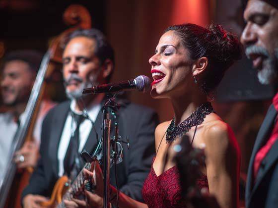 Latin Night: Voz de Mando