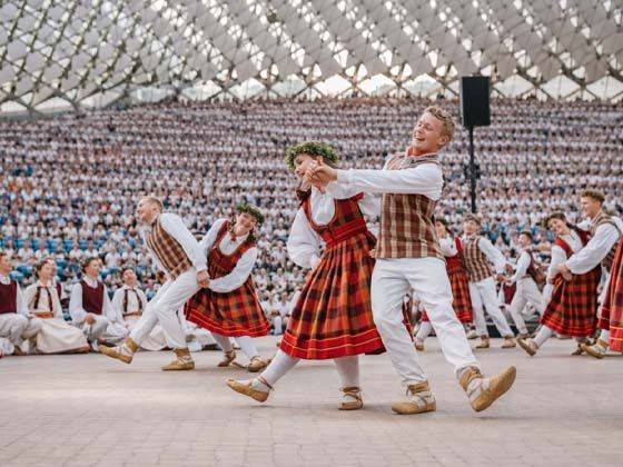 XVI Latvian Song and Dance Festival: Bermudu Divsturis & Apvedcels