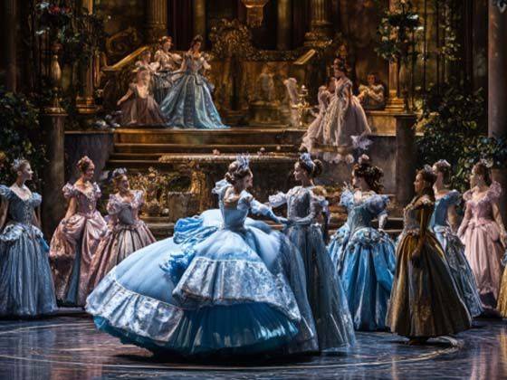 Tuhkimo-musiikkinäytelmä